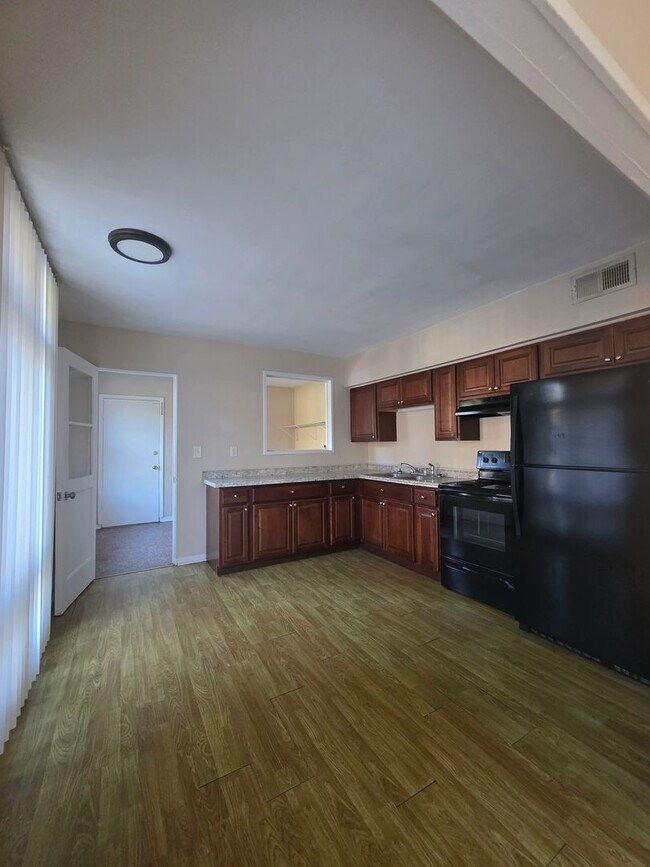 Building Photo - 2 Bedroom 1 Bath Single Family Home !!!!! ...