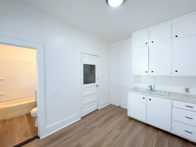 Building Photo - 1 bedroom duplex close to Dillons