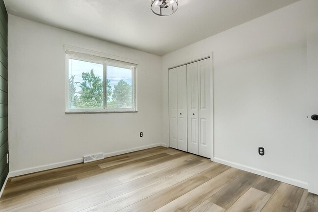 Building Photo - 4 BED 3 BATH HOUSE NEAR CREAK PARK!!!