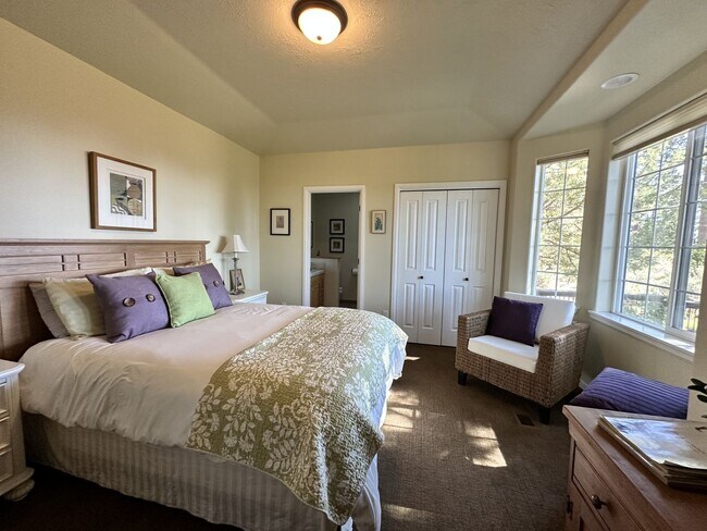 Building Photo - Large Furnished home on Awbrey Butte