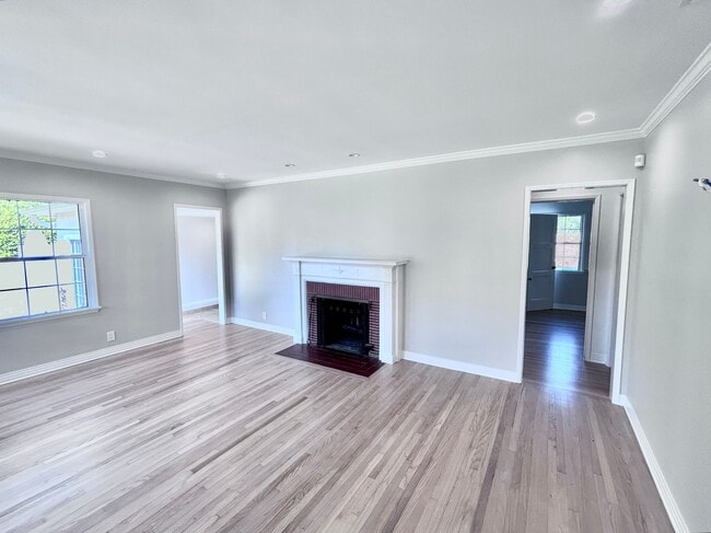 Building Photo - 7530 S Westlawn Ave