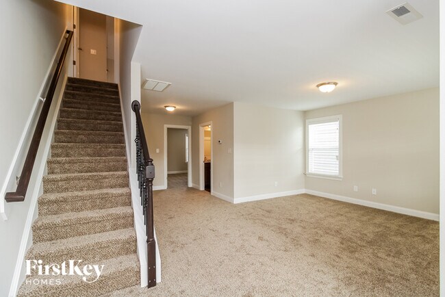 Building Photo - 2207 Talon Dr