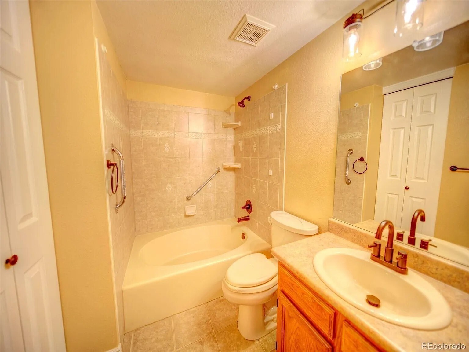 Building Photo - 922 S Walden St