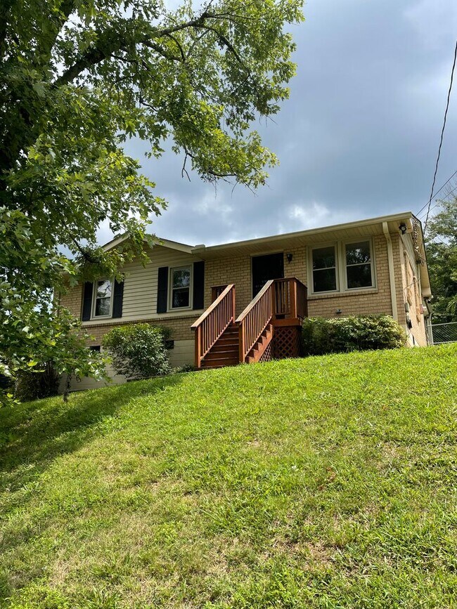 Building Photo - Excellent 3 Bedroom Home Minutes from Down...