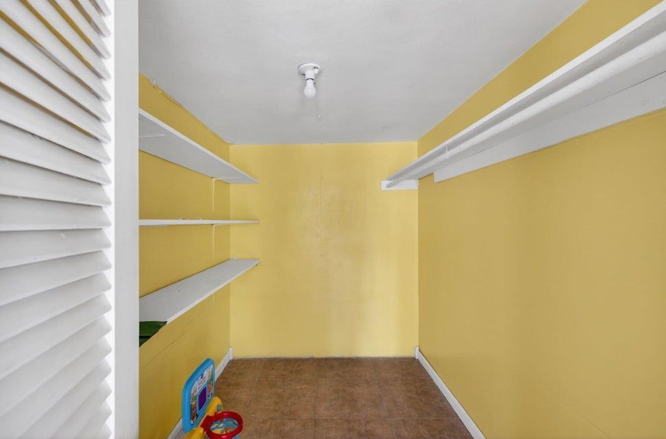 Building Photo - 841 SW 18th Ct