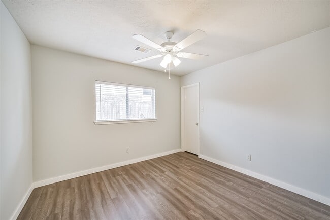 Building Photo - 1021 N Sunset Dr