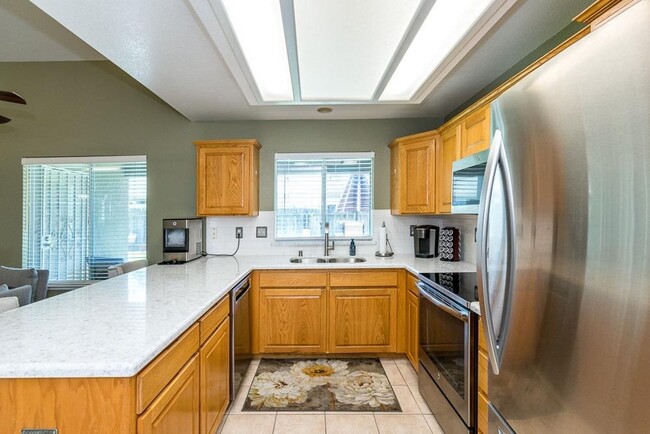 Building Photo - Updated 3/2 Cambridge Near Clovis North