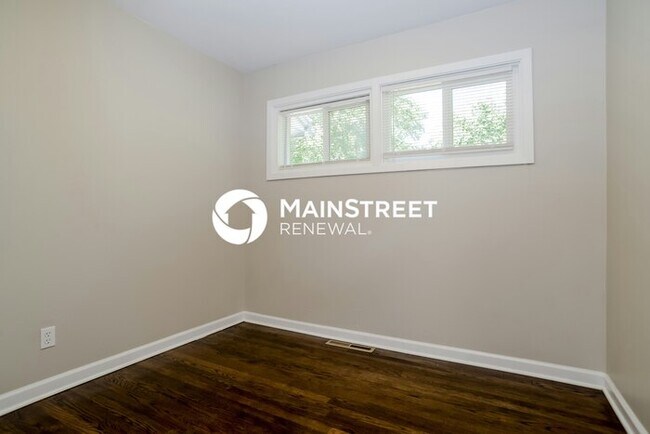 Building Photo - 3 Bedroom Pet-Friendly Home in Grandview, MO with Main Street Renewal