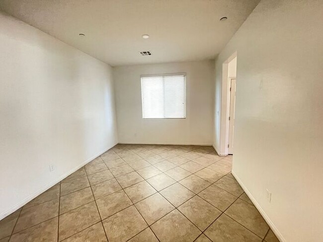 Building Photo - Carry Over Showing: This property has been...