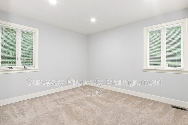 Building Photo - 342 Quaker Rd