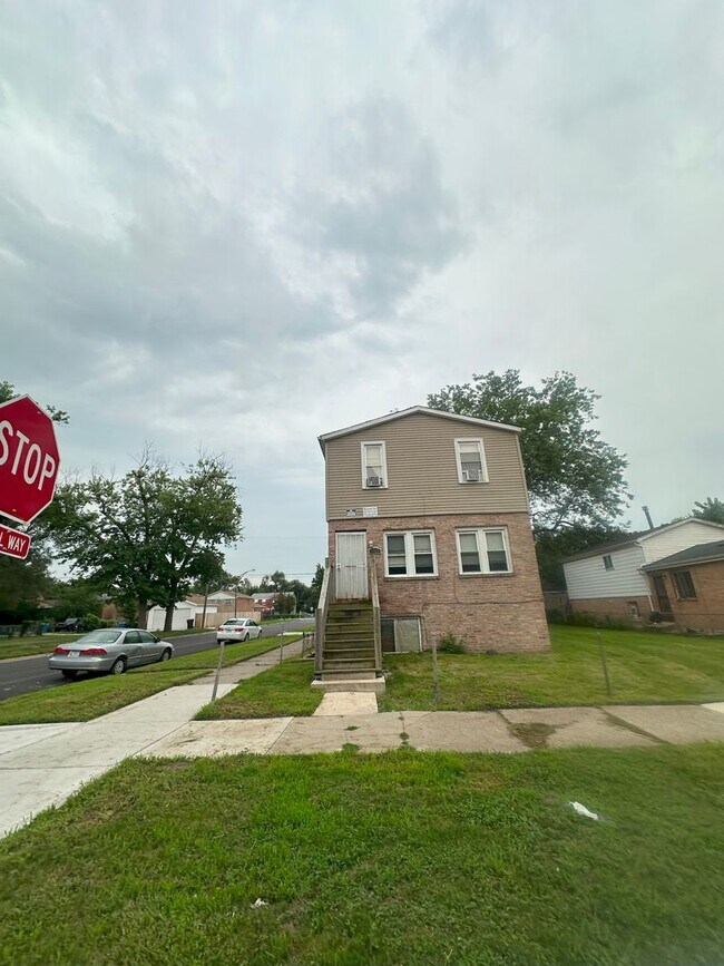 Building Photo - 1201 W 110th Pl