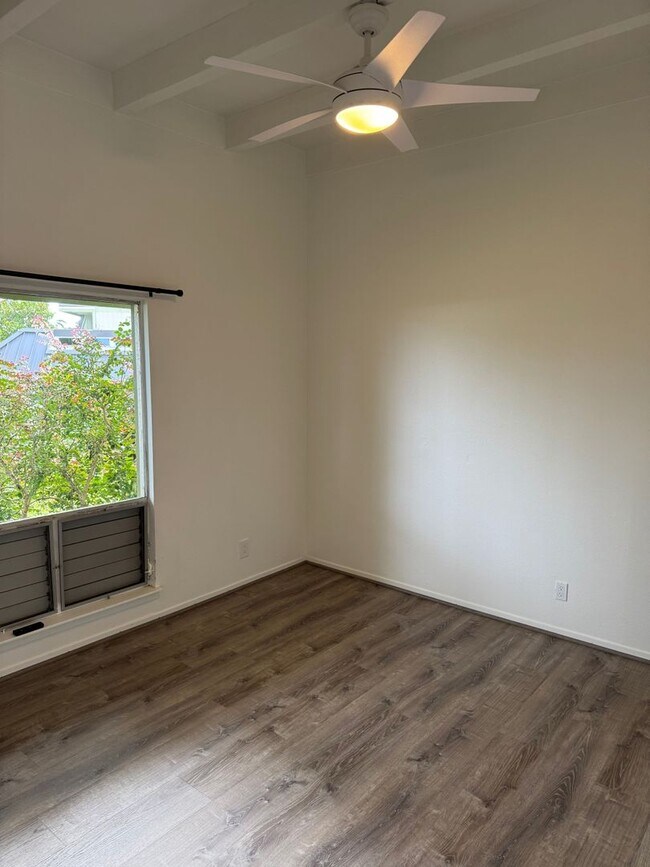 Building Photo - U23A