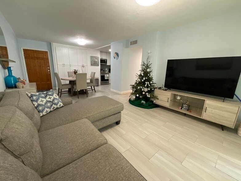 Building Photo - 820 NW 87th Ave