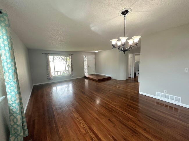 Building Photo - 5563 S Vivian Ct