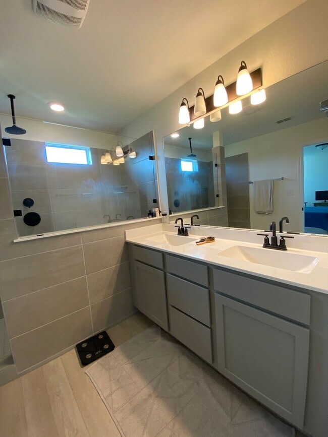 Building Photo - Move in Ready 3 BD/2.5 BA with a Garage Mi...