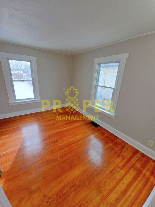 Building Photo - Charming 2 bed Cape Cod with central air a...