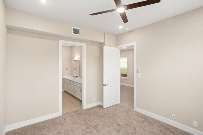 Building Photo - Luxury 3/2.5 Townhome