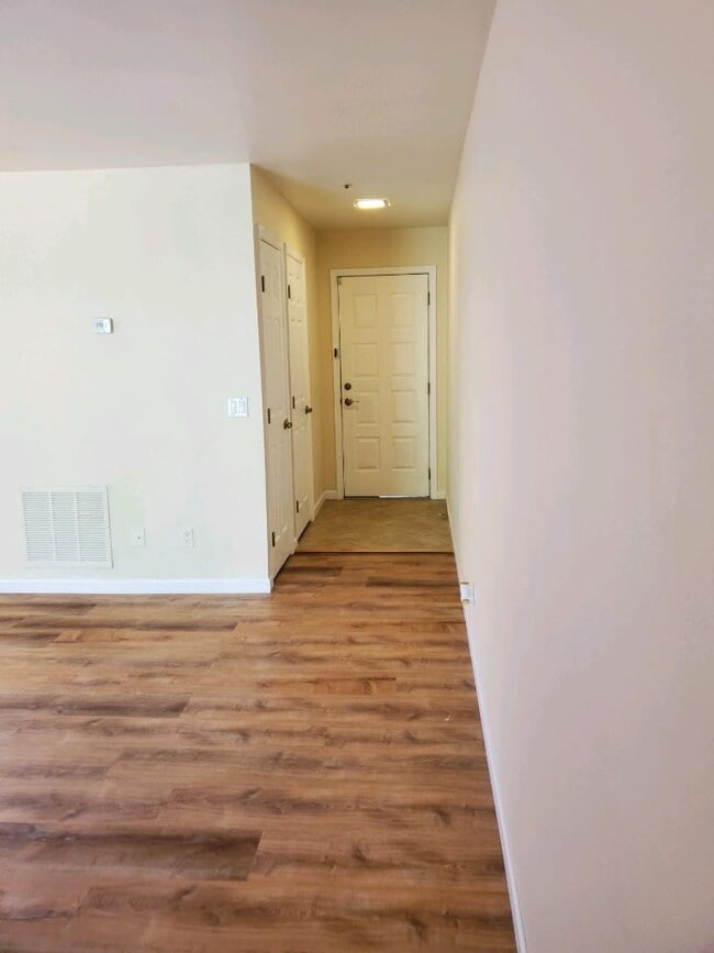 Building Photo - 250 Sunset Dr