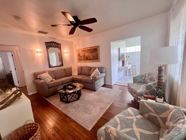 Building Photo - FULLY FURNISHED 2/2 OLD NE BUNGALOW