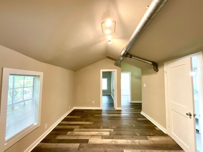 Building Photo - Spacious 2-Bedroom Home Steps from Restaur...