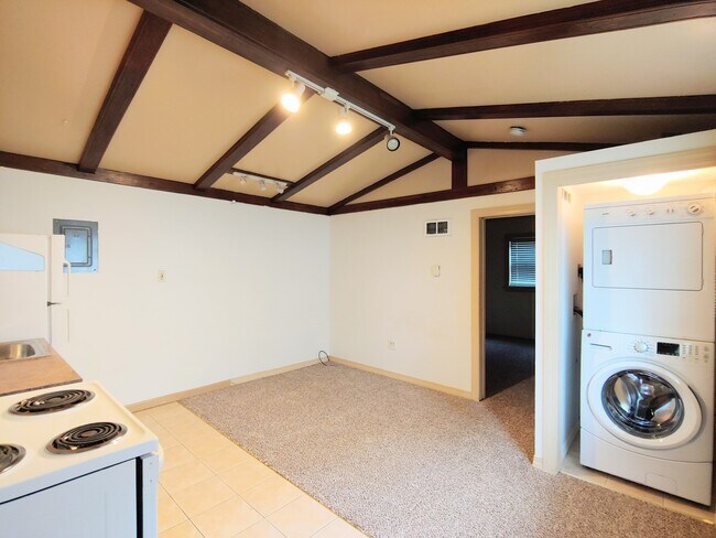 Building Photo - 258 E Newton St