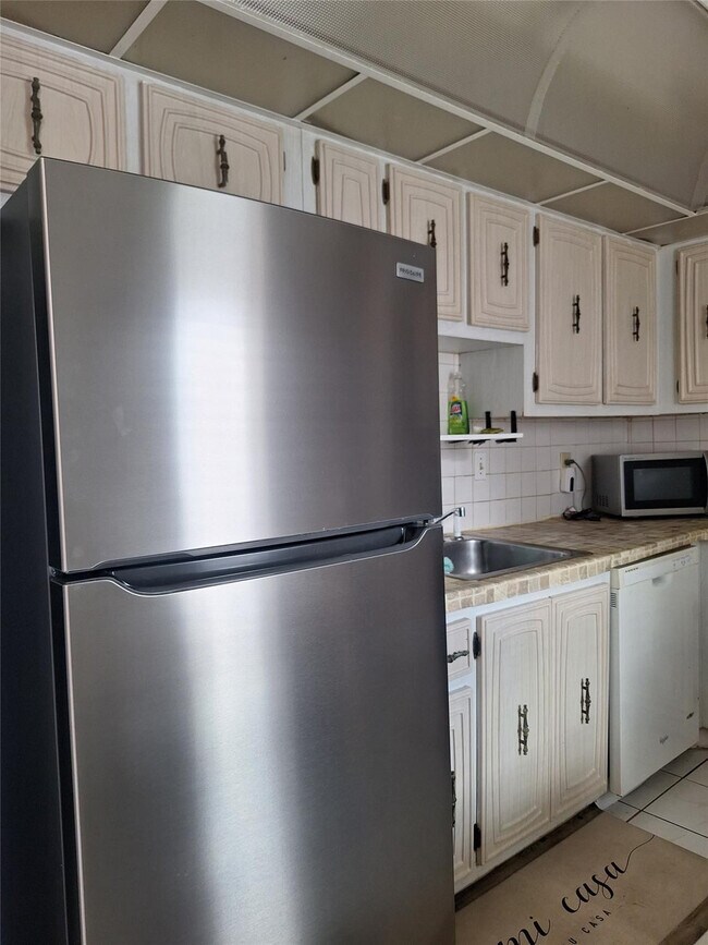 Building Photo - 2821 Somerset Dr