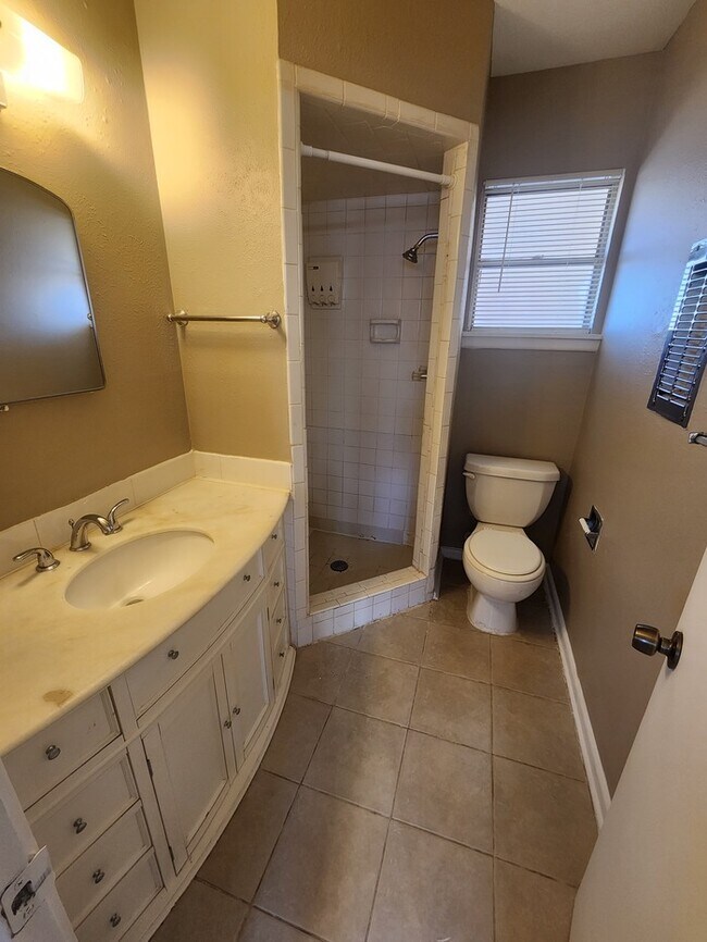 Building Photo - 3 bed 2 bath home