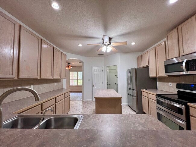 Building Photo - HUGE PRICE REDUCTION!! HOME IS READY FOR A...