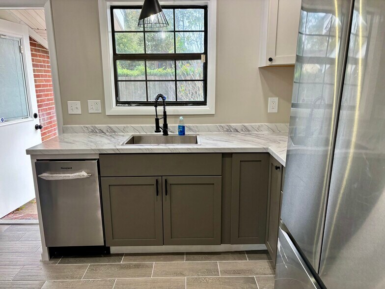 Building Photo - 2706 Canary Dr