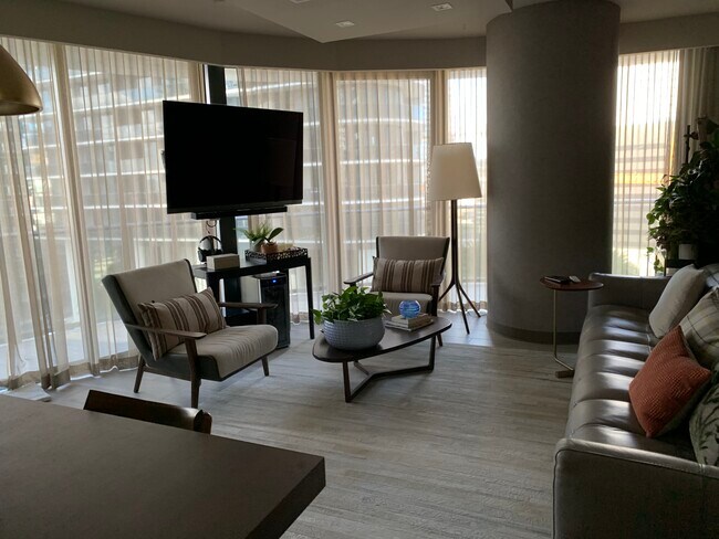LIVING POLTRONAS SACCARO - 45 SW 9th St
