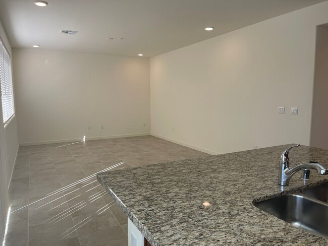 Building Photo - Beautiful Falcon Ridge Townhome!