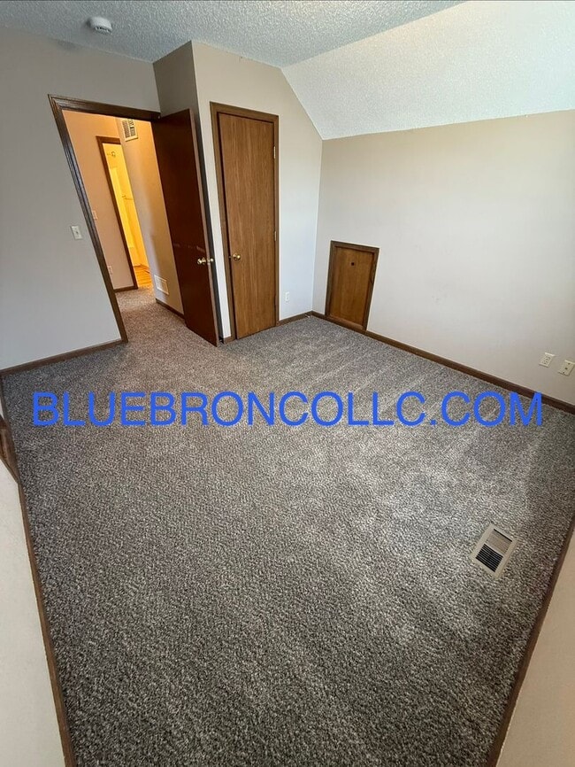 Building Photo - Spacious 4 bedroom unit with many features to love.