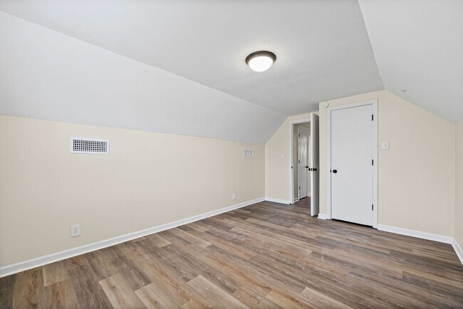 Building Photo - 564 Briarwood Dr