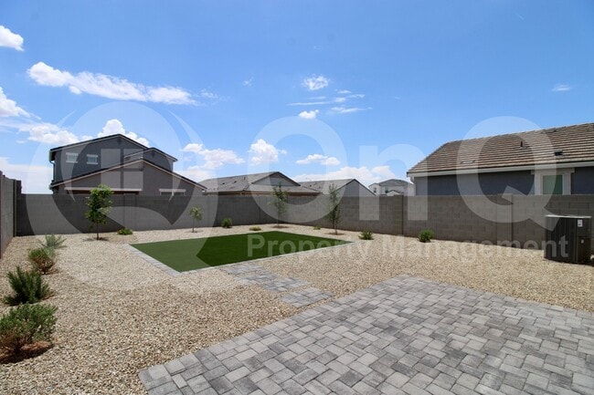 Building Photo - 2079 W Sable Ave