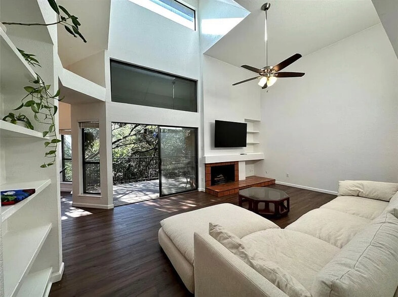 Building Photo - 4711 Spicewood Springs Rd