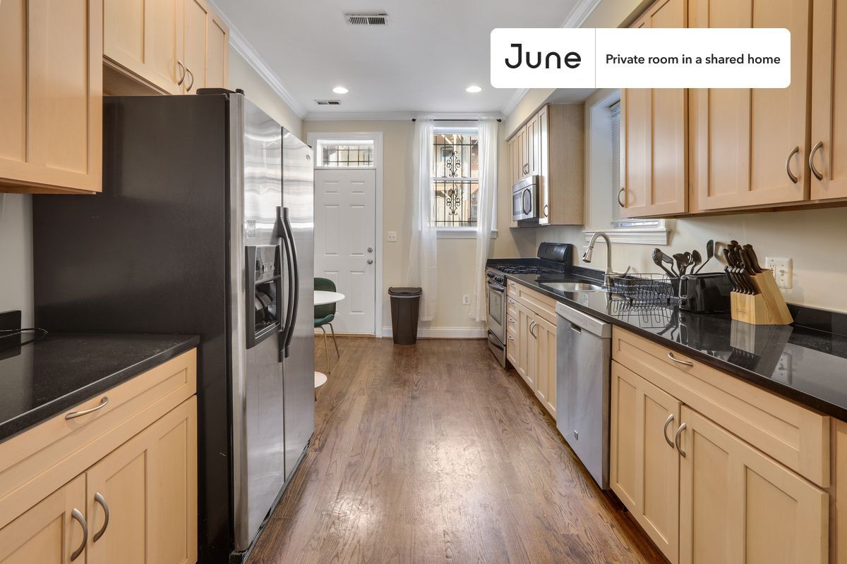 Building Photo - Room in Shared 3 bed/2.5 bath home in Columbia Heights
