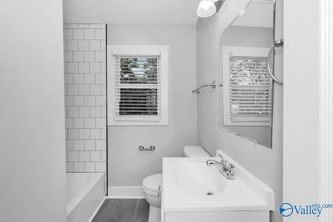 Building Photo - 908 Fairway Dr NW