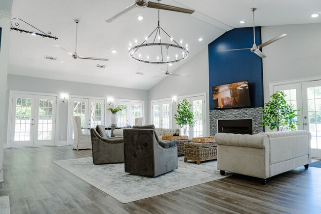 Building Photo - The Henry