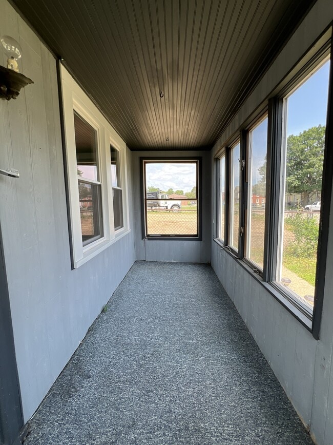 Building Photo - 1227 Elm St