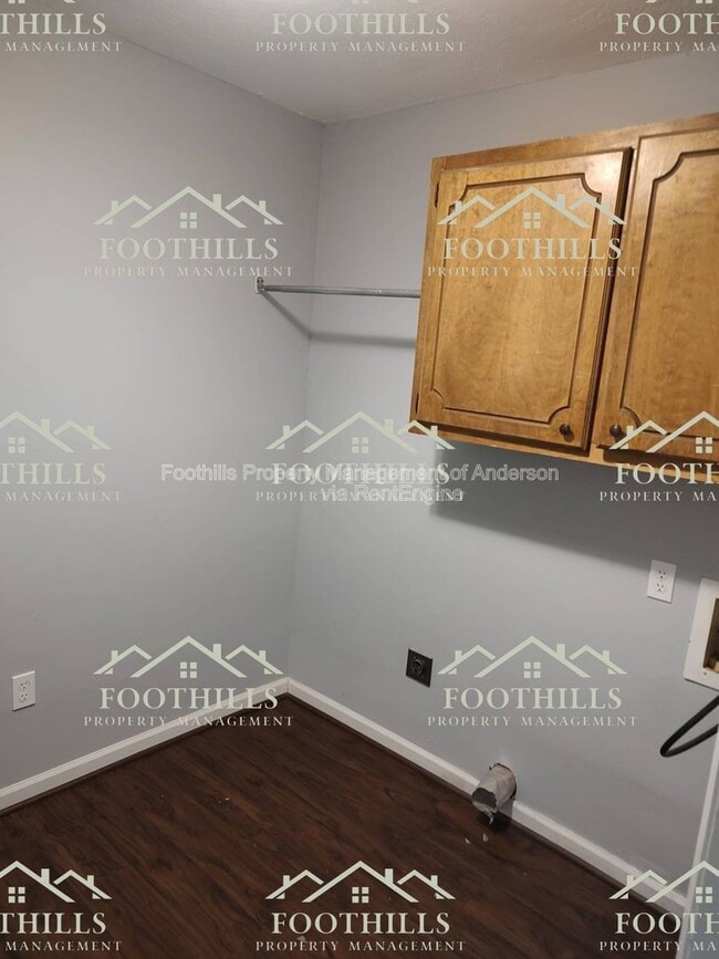 Building Photo - 213 Lake Forest Cir