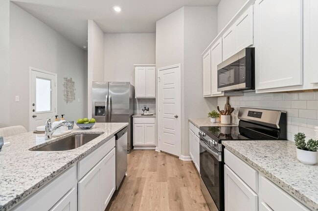 Building Photo - Brand New Amanda Park Townhome | 3 Bed, Private Yard & Modern Finishes