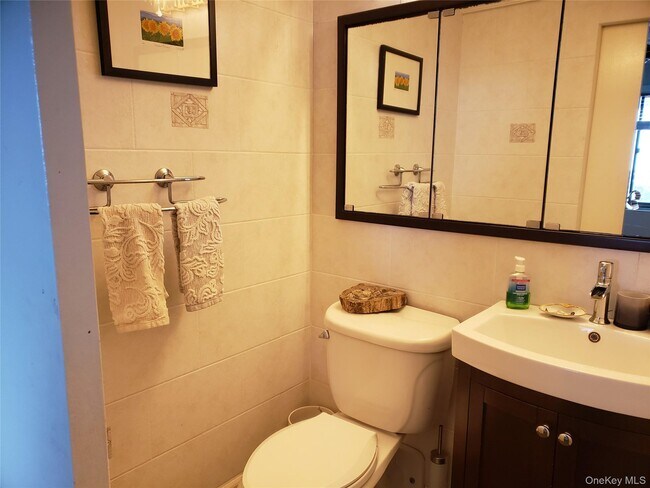 Building Photo - 100 W Broadway