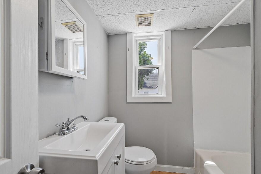 Building Photo - 535 Wilson St