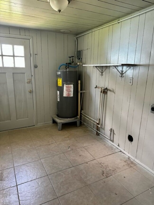 Building Photo - 402 Newton St