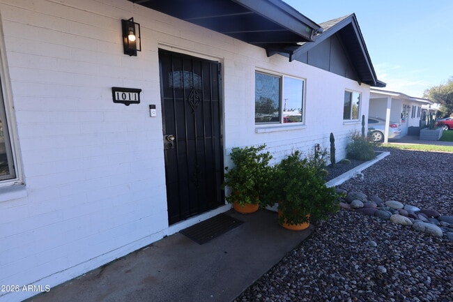 Building Photo - 1011 W Elna Rae St