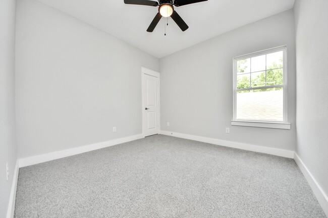 Building Photo - 1307 Laskey St