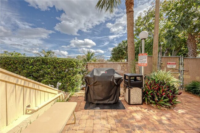 Building Photo - 2400 NE 10th St