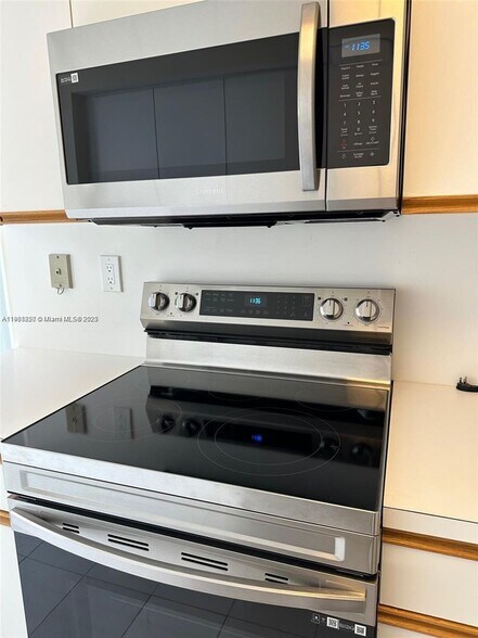 Building Photo - 19101 NE 36th Ct