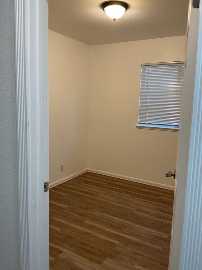 Building Photo - Chico 3 bed 2 bath home for rent, convenient location, neighborhood setting Garage, back yard