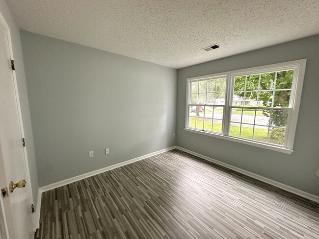 Building Photo - 2 bedroom, 1 bathroom